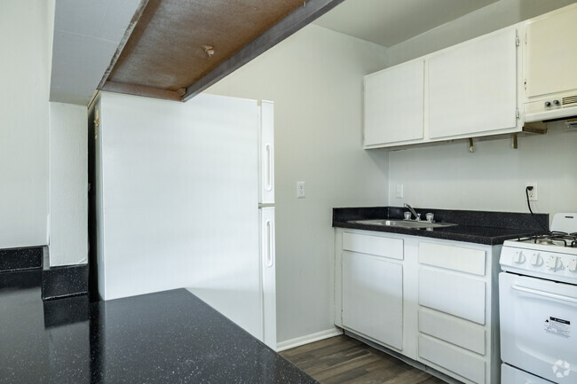 1BR, 1BA - 501SF - Kitchen - Lakes at Largo Apartments