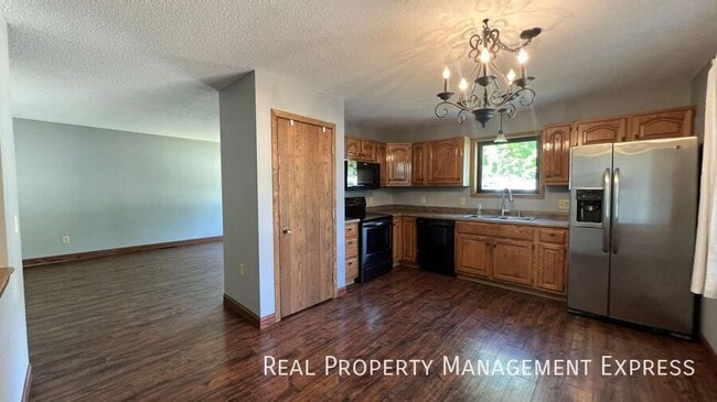 Photo - Spacious 5-Bedroom Home with Modern Update...