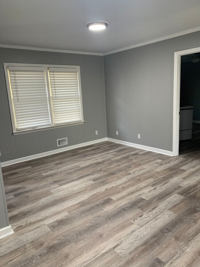 Spacious dining area open to the kitchen - 3413 Vineville Ave Unit Willow Court