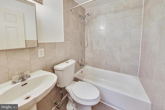 Photo - 1835 Village Green Dr