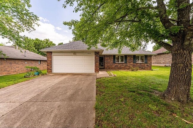 Building Photo - 3 Bed 2 Bath 2 Car Garage Home Southwest Springfield MO!!