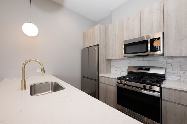 Photo - 913 W School St