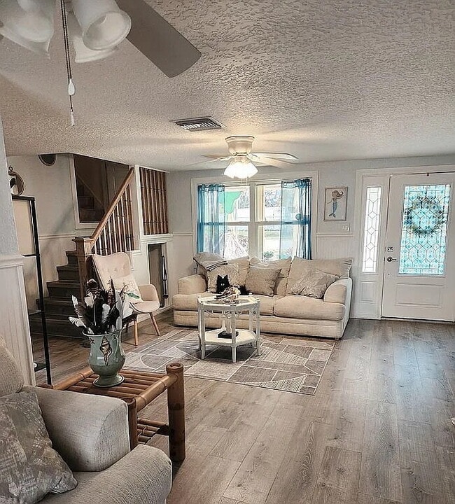 Photo - "Charming 4-Bed, 3-Bath Waterfront Home in Weeki Wachee Gardens"