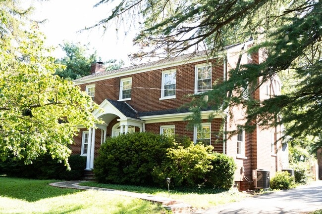 Building Photo - 3 Bedroom Home Located Near UVA