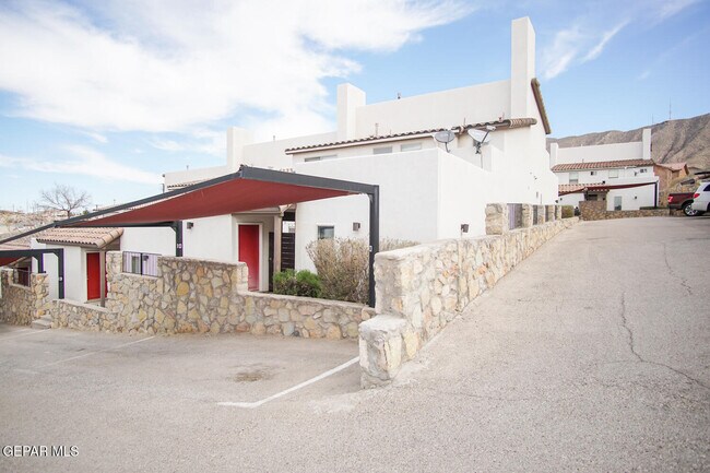 Building Photo - 4200 Camelot Heights Dr Unit 10