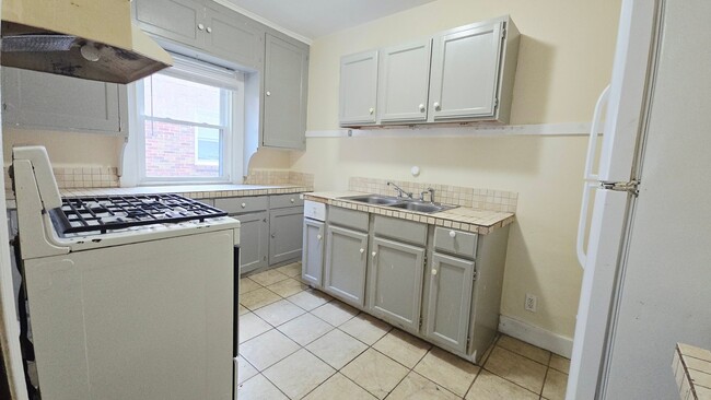Building Photo - 2426 Benderwirt Ave Unit 2426-2E