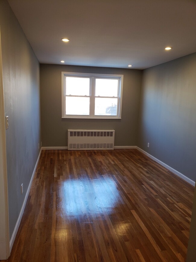 Luz natural en la sala de estar - 761 E 101st St Unidad #1