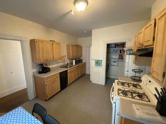 Building Photo - 140 Calumet St Unit 2