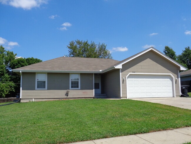 Building Photo - Great 3 Bedroom House Near Lake Shawnee