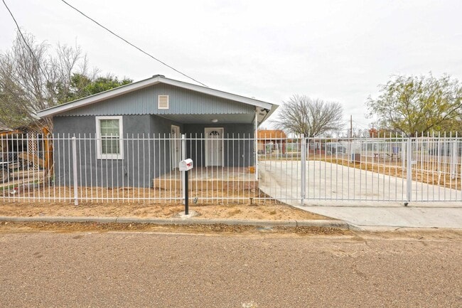 Building Photo - 2004 Garza St