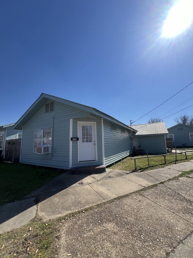 Building Photo - 1000 E Simcoe St