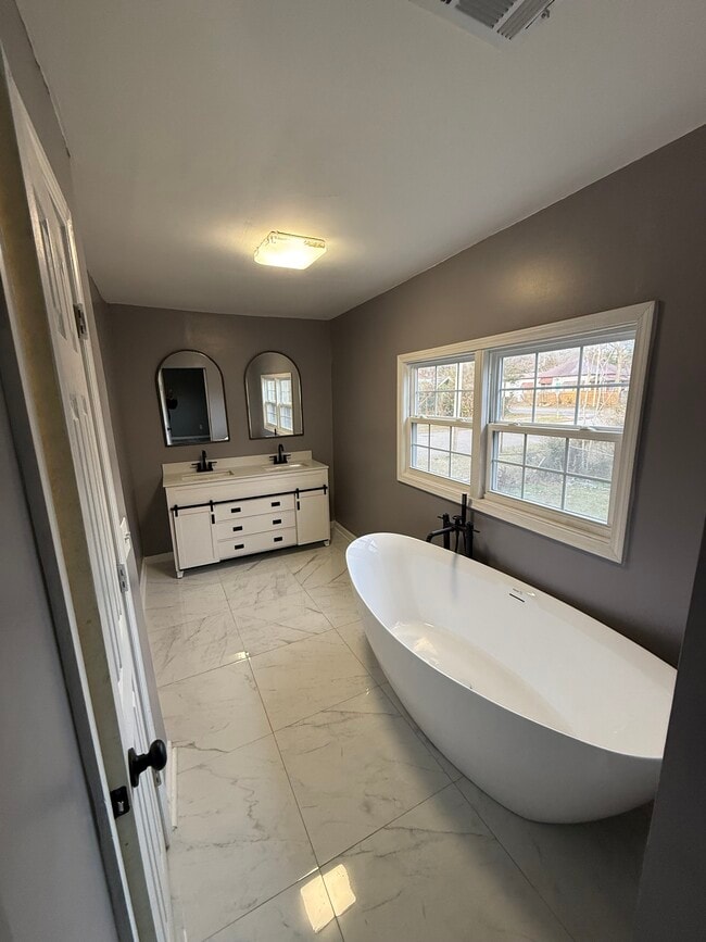 Photo - 1831 Moore Ave