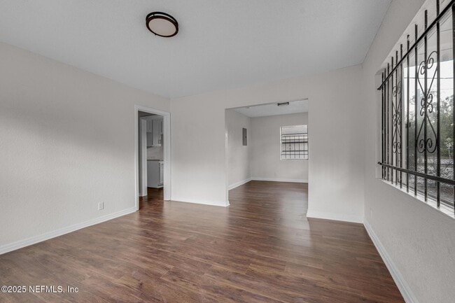 Photo - 2013 W 6th St