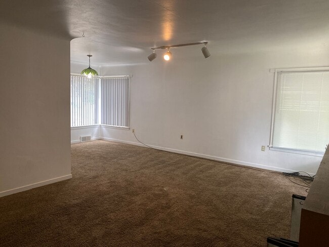 Photo - 1040 NE Alfred Ln Unit Upper