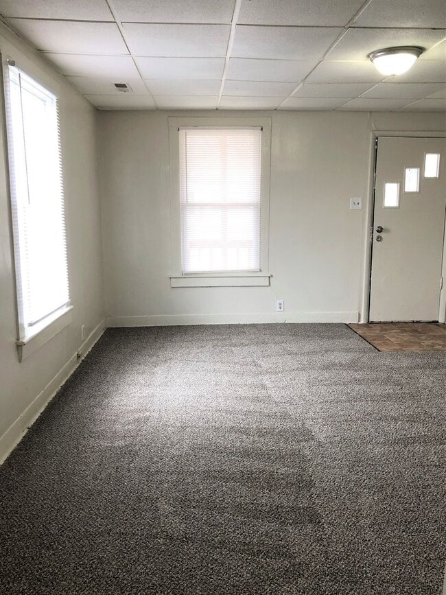 Building Photo - 3 Bed, 1 Bath House - Home OFFICE!!