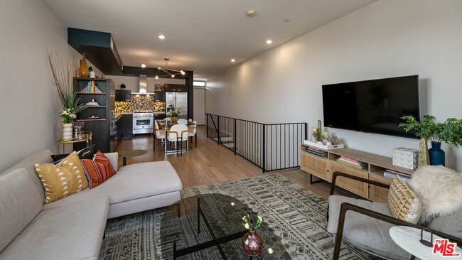 Photo - 751 N Fairfax Ave Unidad 12