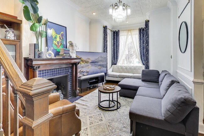 Beautiful Bloomingdale Row house. Utilities Included!