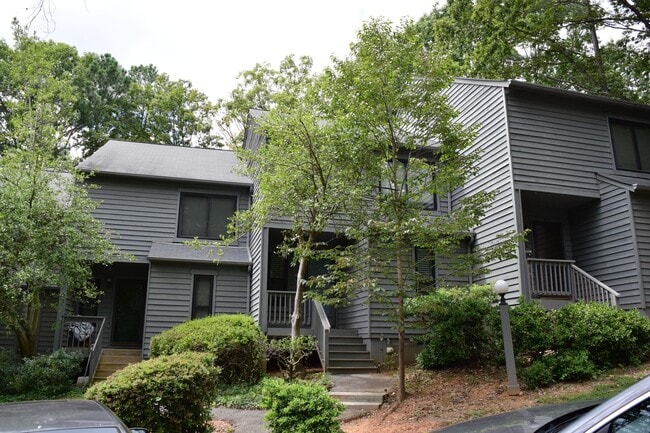 Building Photo - Great Bon Air Townhouse Convenient to ever...