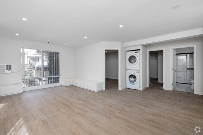 2BD, 2BA - 700SF - Living Room - Ardmore