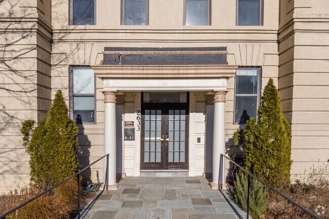 Entrada - Pasadena Condominium