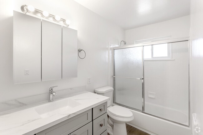 1BR, 1BA - 710SF - Bathroom