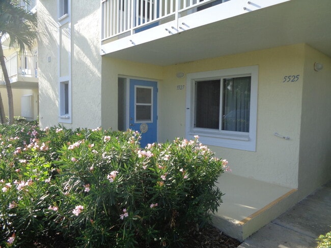 Building Photo - 5527 NE Gulfstream Way