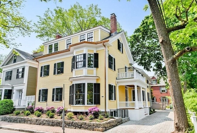 Building Photo - 11 Hilliard St Unit 1