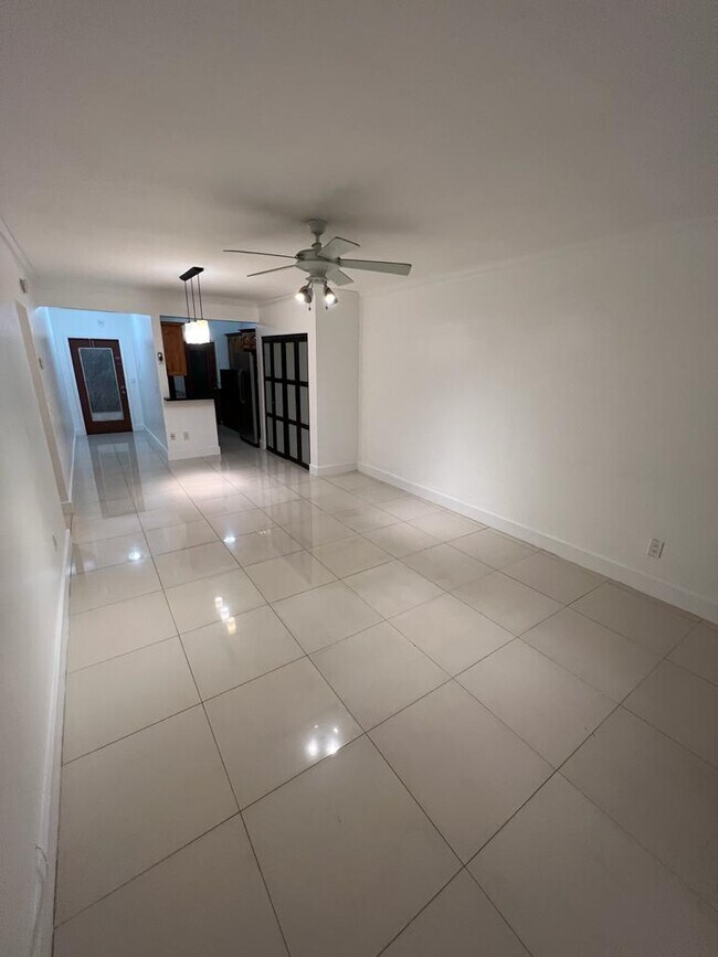 Open concept flows seamlessly - 1560 NE 127th St Unit 113