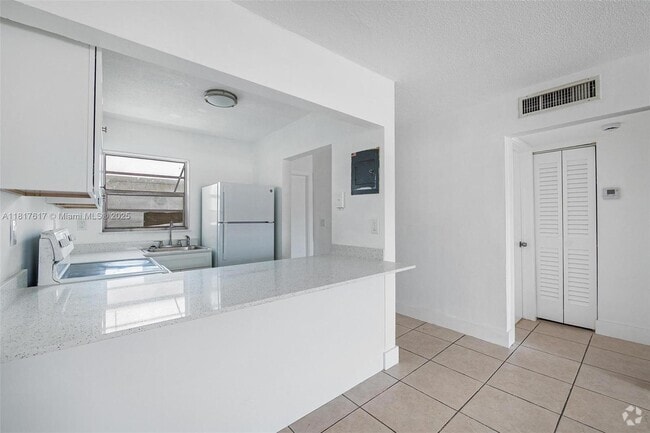 Building Photo - 405 W 11th St Unit 11 Rental