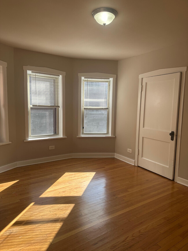 Building Photo - 4033 W Melrose St Unit ONE BED Rental