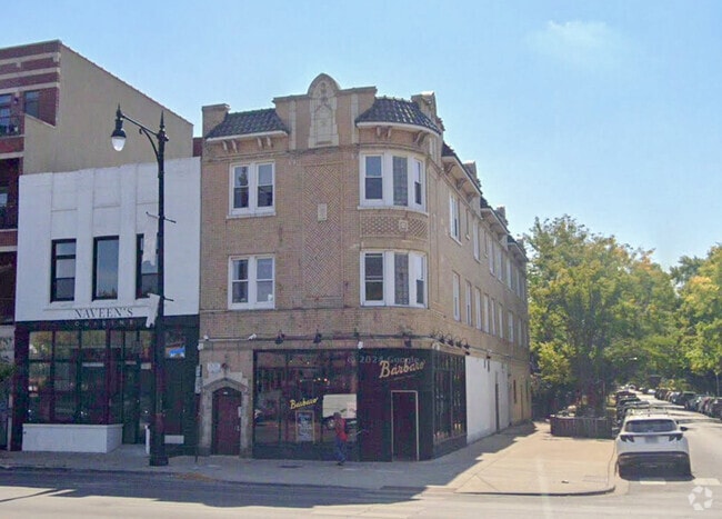 Building Photo - 1549 N Maplewood Ave Unit 2F Rental