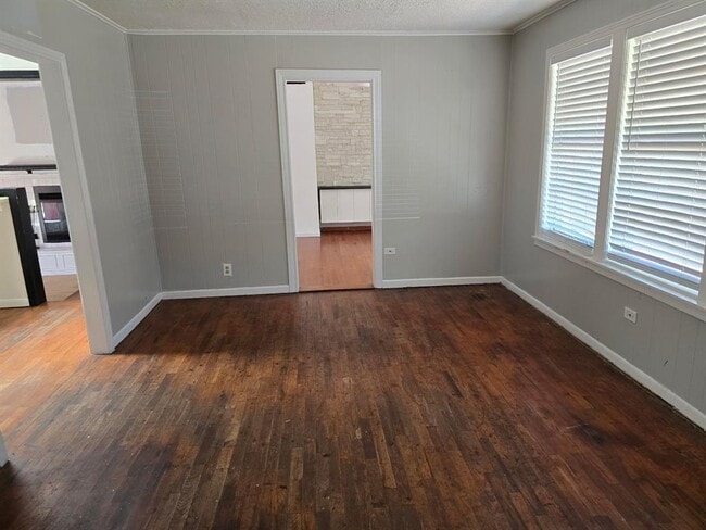 Photo - 305 N 5th St