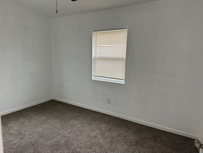 Photo - 726 W 6th St