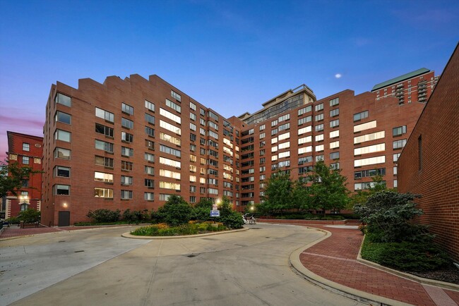 Building Photo - 801 S Plymouth Ct Rental