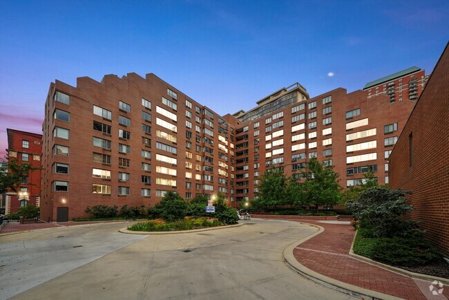 Building Photo - 801 S Plymouth Ct Rental