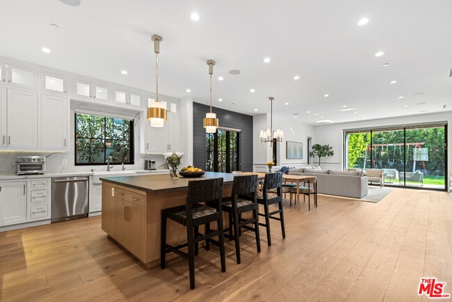 Photo - 16712 Addison St