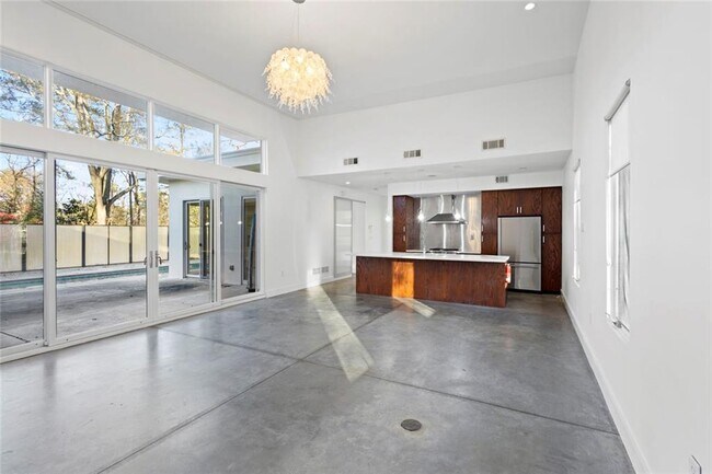 Photo - 935 Custer Ave SE