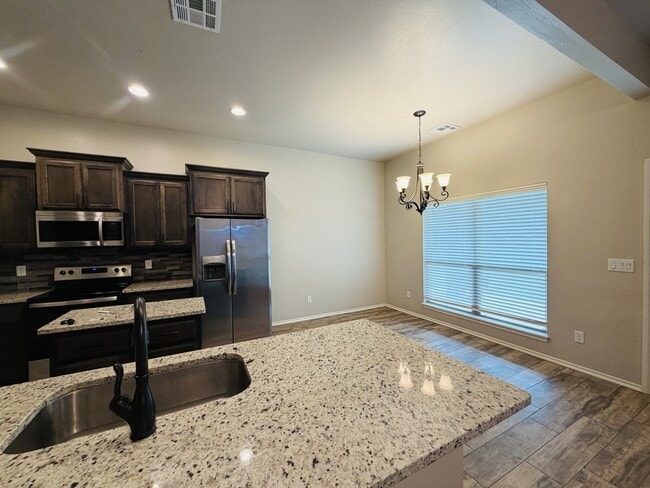 Photo - 465 Maple Dr