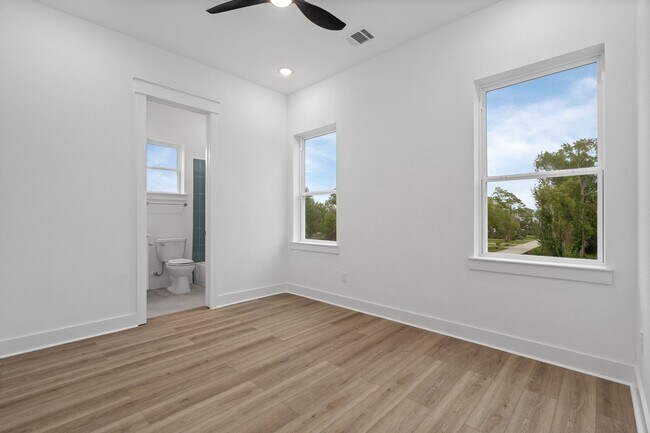 Photo - 717 Janisch Rd