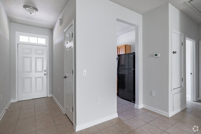 2 habitaciones, 2 baños, 1000 pies cuadrados, entrada - College Street Station Apartments