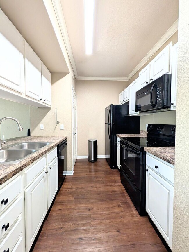 Photo - 1x1 Updated flooring & appliances. Includes balconette & washer & dryer