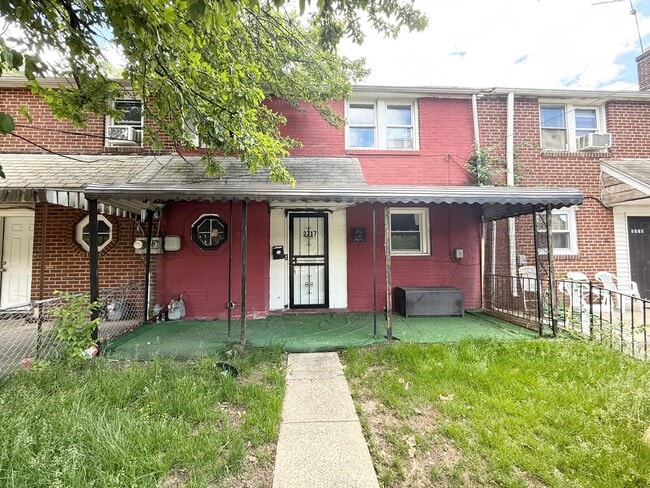 Building Photo - Charming 3-Bedroom/1-Bathroon Townhome. Available on NOW!