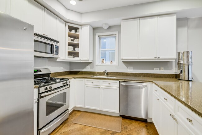 Photo - 1541 W Roscoe St Unit 2
