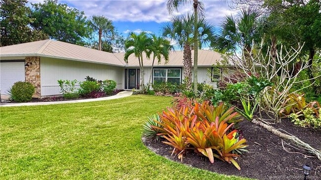 Photo - 323 SW Ridge Ln