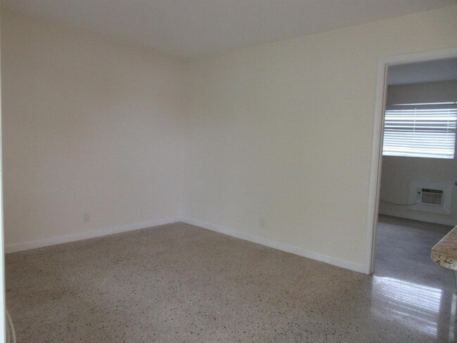 Photo - 1122 N H St Unit 16