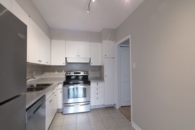 Building Photo - 4555 Av. Bonavista Unit 409