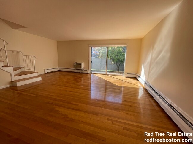 Photo - 1019 W Roxbury Pky