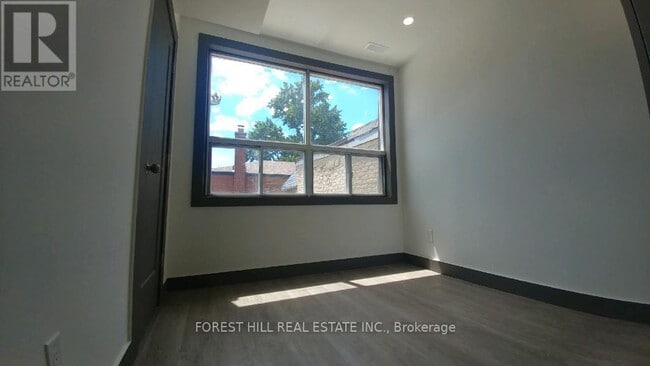 Photo - 1213 Dundas St W