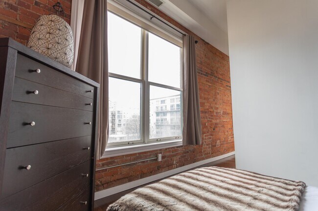 Photo - 915 King St W