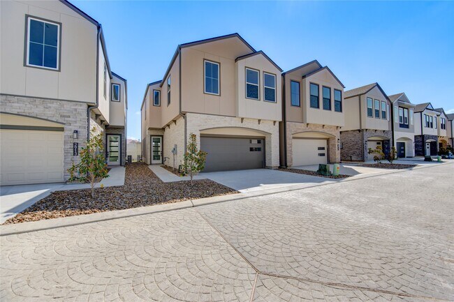 Photo - 2917 El Fenice Ln